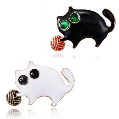 Black & White Enamel Cat Brooches for Women Holding Flower Kitty Brooch Pin Fashion Animal Accessories High Quality New 2019 Cat 2
