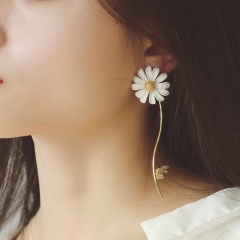 Long Daisy lacquered earrings Daisy